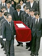 ポータルサイトのロゴは灰色に　盧前大統領死去で悲しみに沈む韓国