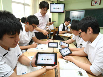 Galaxy Tabを利用して授業する～成績表も紙からモバイル通信へ