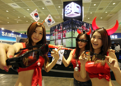 コンパニオンもアピール！ 韓国最大のIT展示会、3Dとスマートフォンが目白押し